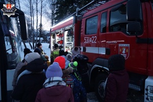 strażacy pokazują dzieci i młodzieży urządzenia i sprzęt specjalistyczny swojego beczkowozu