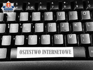 klawiatura i napis oszustwo internetowe z logo kpp sucha beskidzka w lewym górnym rogu zdjęcia