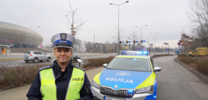 Policjantka Ruchu Drogowego i zaparkowany za nią oznakowany radiowóz